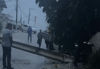 Caminhonete derruba poste, fios pegam fogo e rua é interditada em Atílio Vivácqua