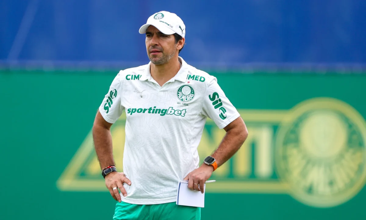 imagem ilustra abel ferreira se preparando para o jogo palmieras