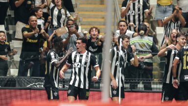 Atlético-MG aproveita expulsão, vira sobre o Cruzeiro e avança às semifinais da Copa do Brasil