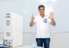 Ricardo Ferraço vota em Vitória acompanhado da esposa