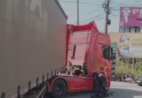 Moto fica presa em pneu de carreta após acidente no ES