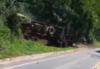 Motorista fica ferido após caminhão com galinhas tombar na Rodovia Pedro Cola