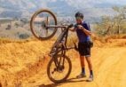 Daniel faz peregrinação de 300 km a Aparecida de bicicleta e atende fãs durante percurso
