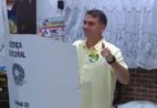 Sob gritos de fora Lula, Flávio Bolsonaro (PL) vota no Rio