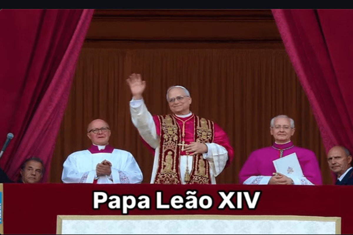 A foto mostra o Papa Leão XIV vítima de câncer
