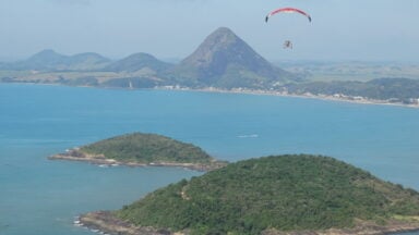Cidade do ES surpreende com praias de águas calmas e paisagens encantadoras