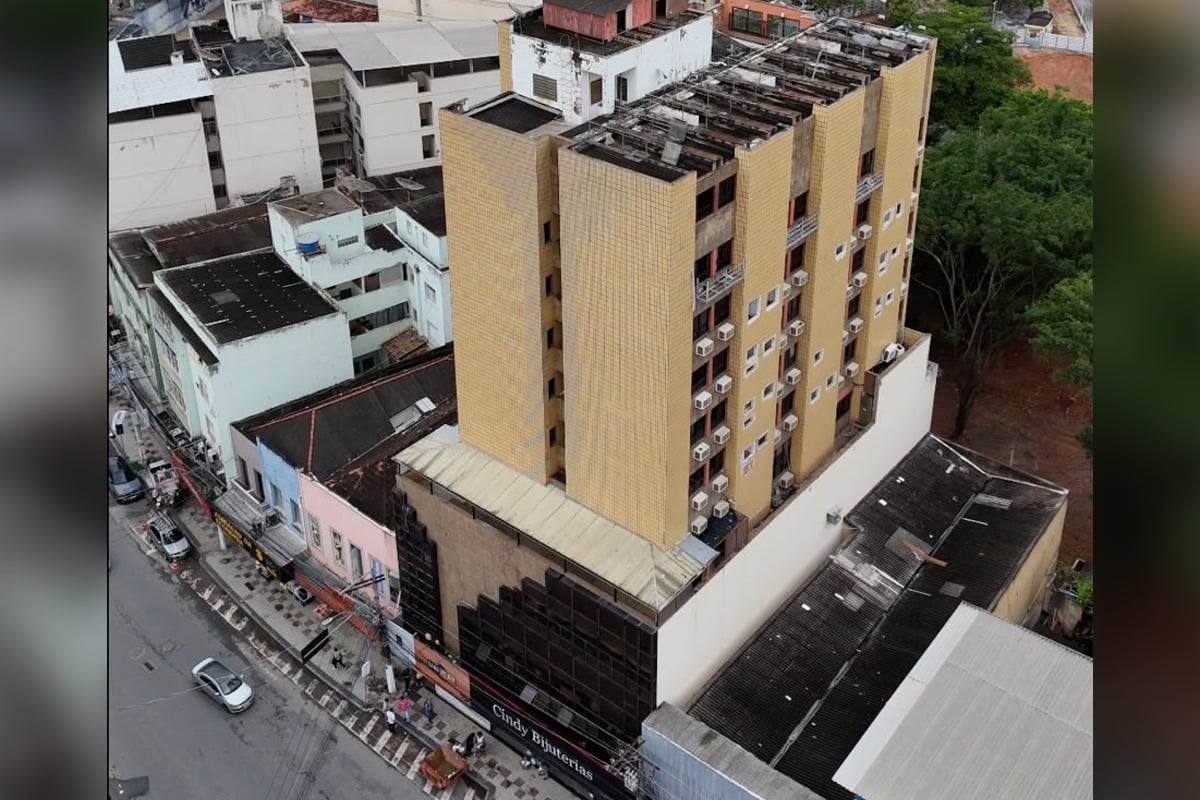 - a foto mostra o edifício Plaza em Cachoero de Itapemirim