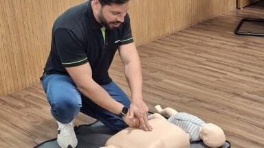 Unimed  ensina a fazer reanimação cardiopulmonar e a usar o desfibrilador