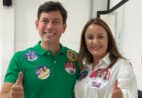 Manu, candidata a deputada federal, vota ao lado de Arnaldinho, prefeito de Vila Velha