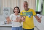 Candidato ao Senado, Evair de Melo vota ao lado da esposa
