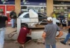 Carro perde freio, invade calçada e bate em corrimão no Caparaó