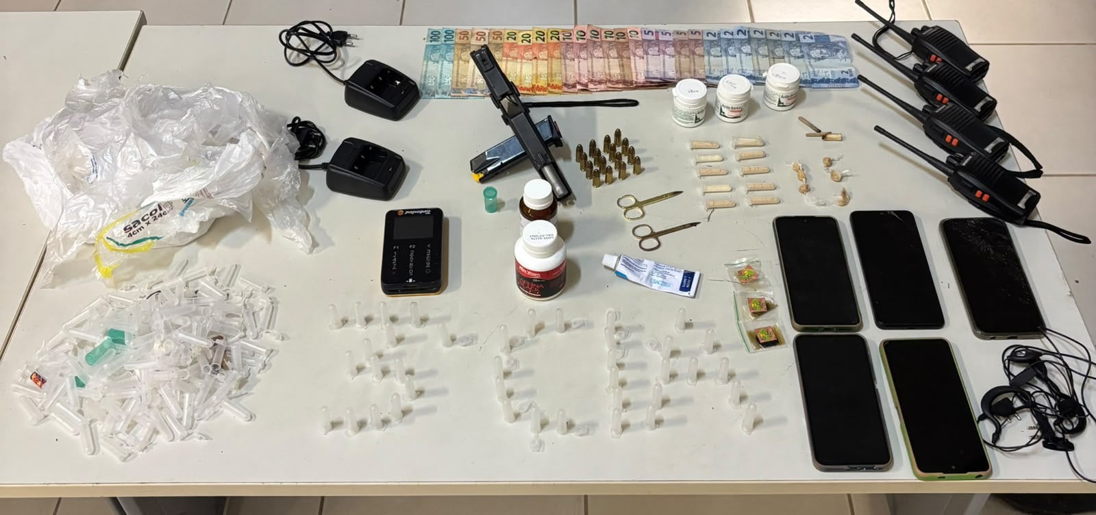 PM prende três pessoas e apreende arma e drogas em Muniz Freire