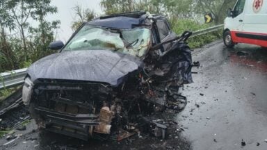 Colisão entre carro e caminhão deixa duas pessoas feridas em Domingos Martins