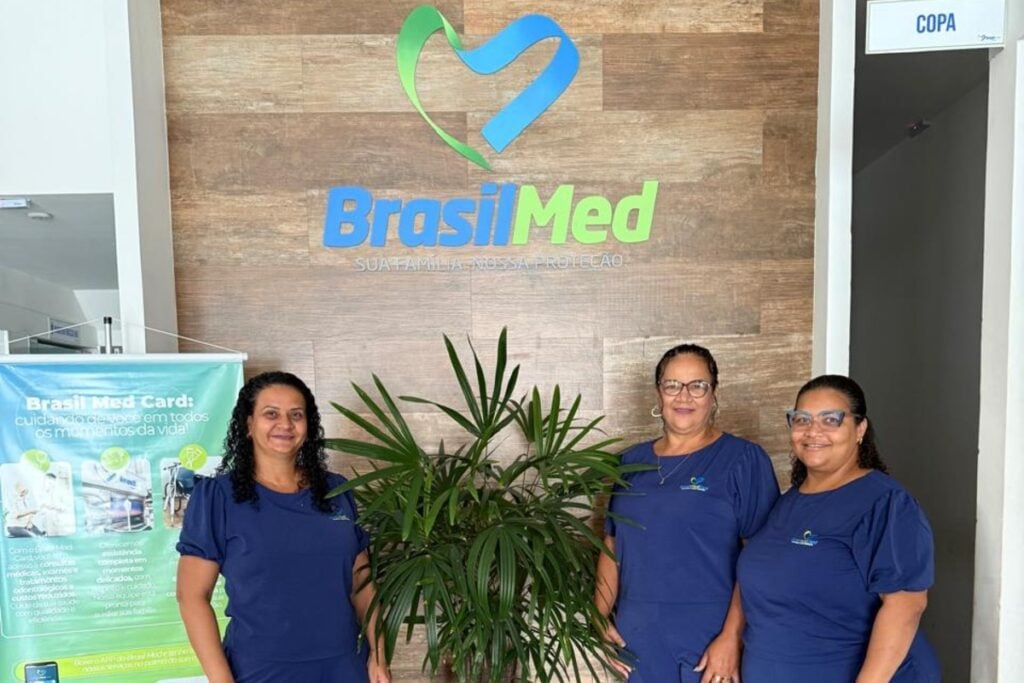 - a foto mostra equipe da Brasil Med Card