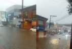 Chuva forte alaga avenida em Cachoeiro; trecho exige atenção de motoristas