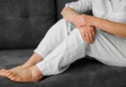 Sapato apertado e marca da meia: como aliviar o inchaço nas pernas