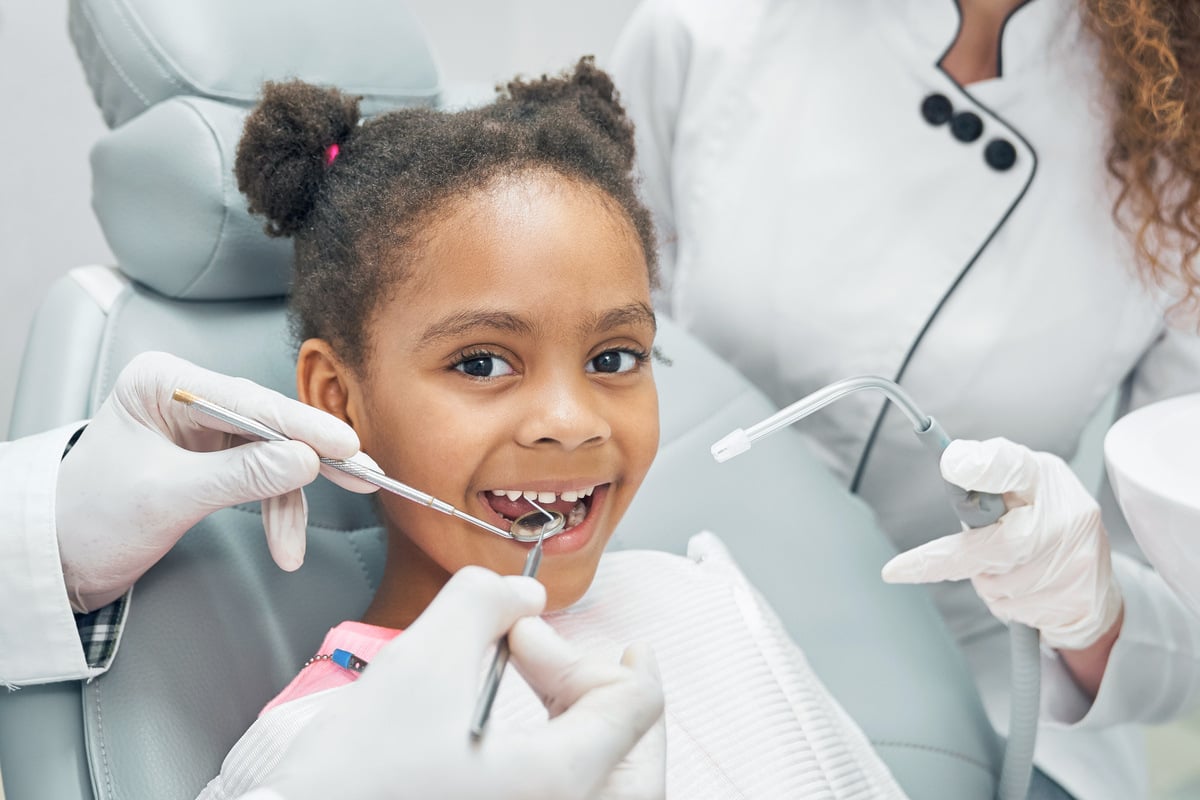 - a foto mostra criança no dentista