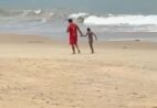 Criança se perde dos pais em praia no Sul do ES; vídeo mostra movimentação