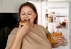 Mais desejo por calorias? A causa pode ser solidão
