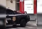 Homem deitado sobre viatura policial em Anchieta; Polícia Civil esclarece o que aconteceu