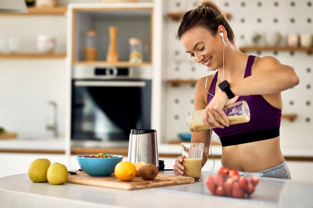 A foto mostra mulher consumindo suplemntos após uso de GLP-1