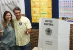 Flávio Bolsonaro vota acompanhado da mulher, mãe e do governador eleito do RJ