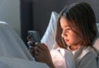 Celular antes de dormir pode prejudicar o sono e o bem-estar